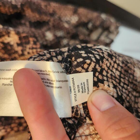 Peace & Pearls Women's Snakeskin Print Blouse - Size Medium - Picture 4 of 9